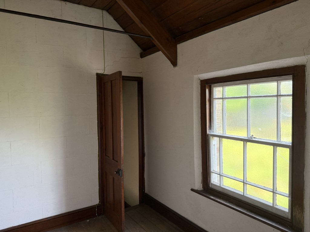 Lot: 170 - FORMER METHODIST CHAPEL WITH PLANNING FOR CONVERSION TO A RESIDENTIAL DWELLING ON PLOT OF 0.39 ACRES - First floor room with wooden floor